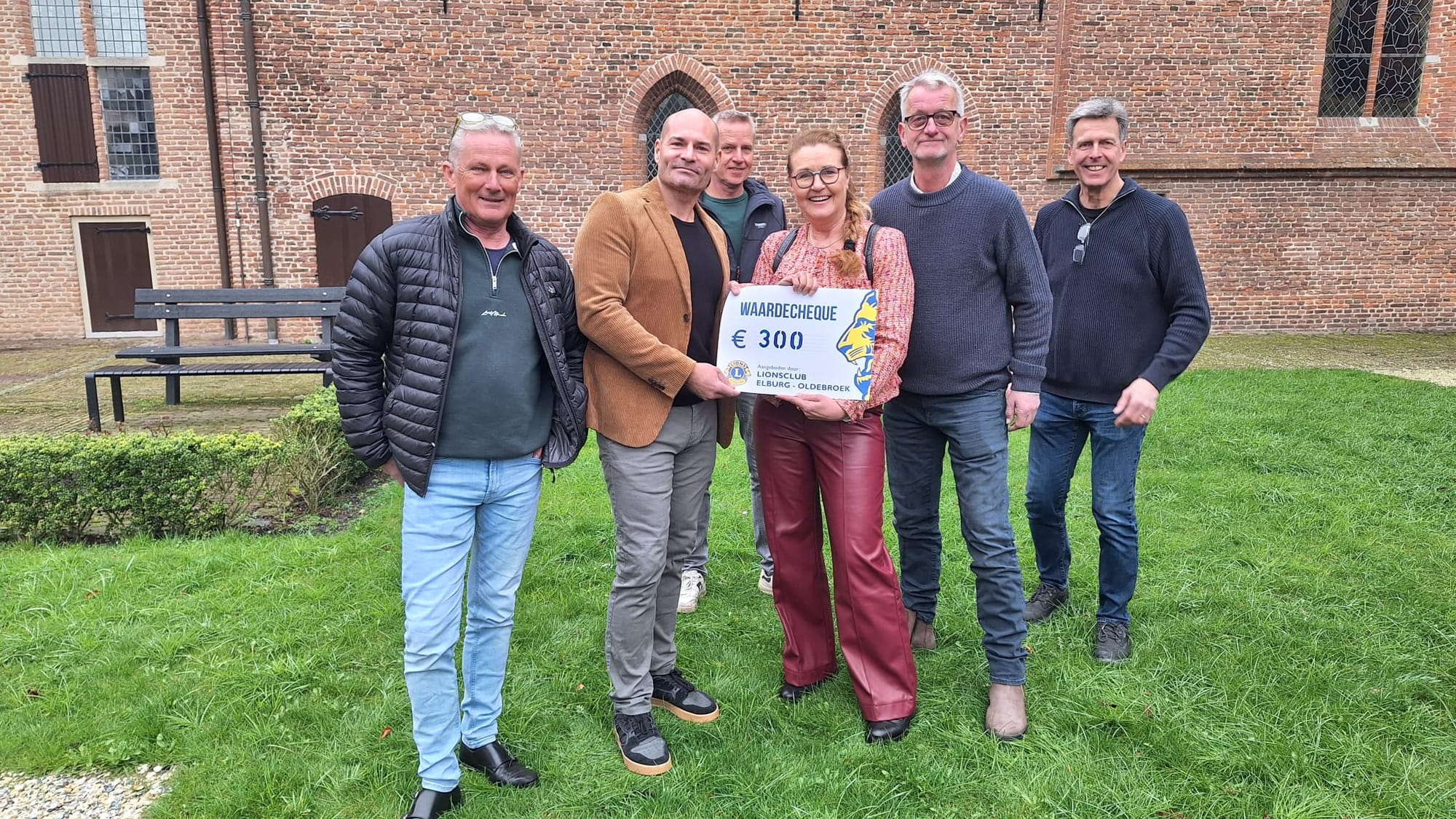 Stichting Reuring op 't Harde ontvangt gift van Lionsclub Elburg Oldebroek